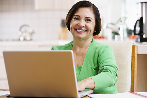 포토 JPG 해외이미지 라이프스타일 여자 50대 인터넷 실내 한명 앉기 성인 노트북 컴퓨터 주방 작업 서핑 60대 히스패닉 해외202004 해외포토 1 노년 중년 모션 사람 내부 생활 전자제품 수상스포츠 파일형식 이미지허브