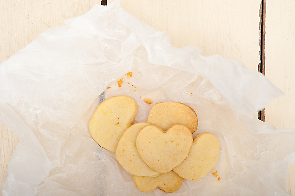 포토 JPG 해외이미지 디저트 사람없음 쿠키 하트 포장지 베이지색 종이호일 해외202004 해외포토 모양 음식 컬러 포장 파일형식 이미지허브