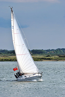 포토 JPG 해외이미지 요트 하늘 바람 항해 사람없음 흰색 깃발 개울 되감기 해외202004 해외포토 자연요소 컬러 배_교통 날씨 강 파일형식 이미지허브