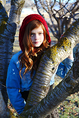 포토 JPG 해외이미지 나무 백인 모델 학생 라이프스타일 옷 계절 여자 캐나다 겨울 자연 날씨 이끼 한명 미소 사람 야외 목재 10대 빨간색 초록색 유행 추위 나뭇가지 생강 내추럴 스타일 해외202004 해외포토 서양인 식물 1 컬러 북아메리카 채소 재료 청소년 표정 생활 생태계 파일형식 이미지허브