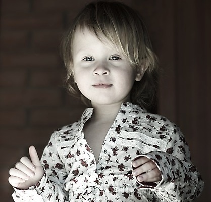 포토 JPG 해외이미지 1 응시 행복 문화 얼굴 어린이 백그라운드 한명 사람 귀여움 검은색 표현 아기 관찰 작음 웅장함 천진난만 해외202004 해외포토 시선 감정 컬러 컨셉 모션 신체부위 크기 파일형식 이미지허브