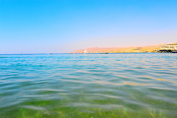 포토 JPG 해외이미지 물결 파도 바다 여행 백그라운드 자연 하늘 표면 아침 휴가 산 풍경 사람없음 빨간색 물 여름 파란색 반사 항구 만 크루즈 언덕 포트 요르단 이스라엘 수평선 해외202004 해외포토 주간 자연요소 계절 컬러 배_교통 중동 교통시설 생태계 서아시아 파일형식 이미지허브