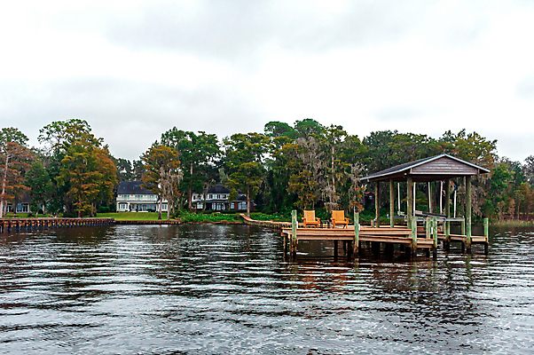 포토 JPG 해외이미지 나무 라이프스타일 외관 북아메리카 건축양식 교실 자연 하늘 휴가 휴식 주택 풍경 사람없음 야외 건물 목재 가로 물 여름 강 반사 미국 고급 리빙 흐림 플로리다 해외202004 해외포토 자연요소 식물 건축물 계절 교육 건축 컨셉 재료 학교 날씨 아메리카 생활 생태계 파일형식 이미지허브