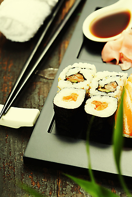 포토 JPG 해외이미지 전통 접시 아시아 음식 바다 백그라운드 다이어트 젓가락 밥 건강 어류 요리 동양인 사람없음 빨간색 초록색 세트 식당 일본 검은색 어둠 초밥 회 바 해조류 변화 고급 참치 해산물 대나무 묘사 오브젝트 준비 날것 롤 캘리포니아 서빙 연어 모음 생강 해외202004 해외포토 나무 식기 나라 컬러 컨셉 채소 수저 인종 한글 상점 미국 수중동물 해양식물 일본음식 파일형식 이미지허브