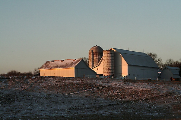 포토 JPG 해외이미지 겨울 밭 농업 하늘 주택 사람없음 파란색 농장 일출 흙 수확 먼지 외양간 해외202004 해외포토 계절 산업 컬러 건물 노을 파일형식 이미지허브