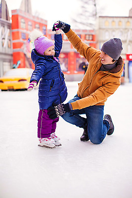 포토 JPG 해외이미지 주간 전신 백인 라이프스타일 여자 남자 딸 행복 어린이 겨울 가족 미소 웃음 사람 소녀 성인 야외 두명 손잡기 얼음 스케이트 스케이팅 잡기 아빠 무릎꿇기 겨울옷 부녀 겨울풍경 해외202004 해외포토 자연요소 서양인 옷 계절 감정 스포츠용품 관계 모션 겨울스포츠 표정 풍경 생활 파일형식 이미지허브
