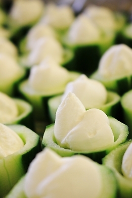 포토 JPG 해외이미지 그릇 접시 음식 오이 사람없음 식사 저녁식사 신선 카나페 준비 만들기 점심식사 뷔페 해외202004 해외포토 식기 채소 모션 서양음식 파일형식 이미지허브