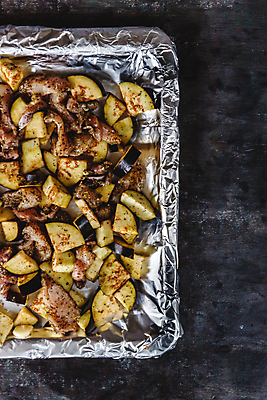 포토 JPG 해외이미지 접시 음식 백그라운드 토마토 채소 탁자 가지 양파 감자 건강 육류 돼지고기 스테이크 요리 사람없음 목재 빨간색 초록색 식사 저녁식사 치킨 샐러드 소고기 튀김 흰색 시골 맛 그릴 정상 바비큐 굽기 허브 준비 후추 칠면조 점심식사 폭식 해외202004 해외포토 나무 식물 식기 컬러 가구 컨셉 식재료 재료 조류 주방용품 서양음식 구이 향신료 닭고기요리 파일형식 이미지허브