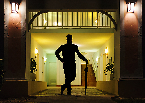 포토 JPG 해외이미지 남자 실루엣 우산 건축양식 호텔 전등 아파트 그림자 한명 서기 사람 문 검은색 어둠 방 램프 야간 저녁 유흥 해외202004 해외포토 자연요소 1 건축 컬러 모션 숙소 조명 주택 촬영기법 파일형식 이미지허브