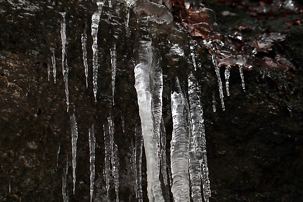 포토 JPG 해외이미지 계절 벽 백그라운드 겨울 자연 날씨 추상 사람없음 야외 물 냉동 얼음 어둠 추위 흰색 닫기 시원함 크리스탈 서리 고드름 많음 해외202004 해외포토 자연요소 컬러 컨셉 무늬 모션 광석 생태계 파일형식 이미지허브