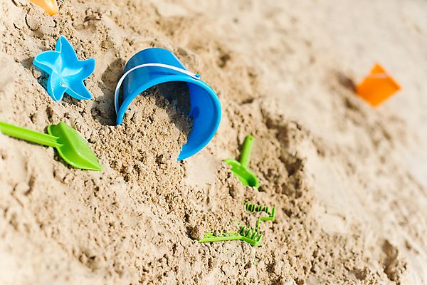 포토 JPG 해외이미지 모래 파도 바다 여행 백그라운드 자연 놀이 휴가 창조 사람없음 건물 빨간색 물 파란색 장난감 햇빛 태양 갈색 노란색 놀이터 작음 삽 양동이 고립 해일 해외202004 해외포토 자연요소 건축물 컬러 크기 자연재해 생태계 파일형식 이미지허브