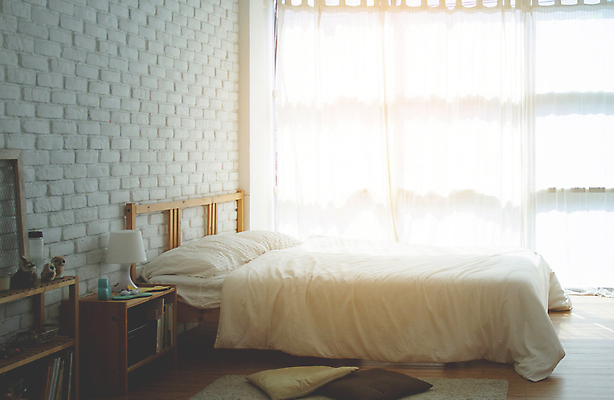 포토 JPG 해외이미지 디자인 가구 창문 베개 탁자 호텔 아침 휴식 조명 바닥 아파트 주택 실내 사람없음 내부 장식 책 빛 세트 태양 문 카펫 방 흰색 침대 램프 신선 커튼 클래식 야간 오브젝트 리빙 스타일 안락 해외202004 해외포토 주간 자연요소 컬러 생활용품 컨셉 침구 숙소 건물 파일형식 이미지허브