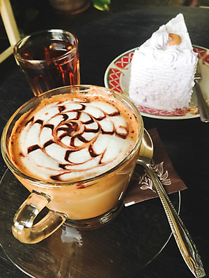 포토 JPG 해외이미지 커피 음료 백그라운드 유리 탁자 아침 디저트 콩 사람없음 컵 빨간색 갈색 초콜릿 숟가락 이탈리아 거품 카페 우유 머그컵 흰색 신선 뜨거움 아침식사 낟알 설탕 컵받침 크림 묘사 상쾌 부드러움 카푸치노 에스프레소 코코아 단절 라떼 시나몬 양조 카페인 해외202004 해외포토 주간 식기 감정 유럽 음식 컬러 가구 재질 유제품 곡류 수저 상점 식사 감각 받침대 파일형식 이미지허브