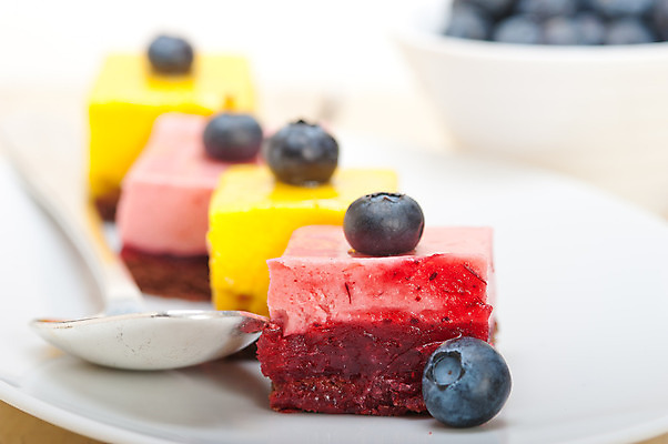 포토 JPG 해외이미지 접시 디저트 사람없음 아웃포커스 숟가락 달콤 블루베리 무스케이크 해외202004 해외포토 식기 음식 과일 촬영기법 수저 케이크 맛 파일형식 이미지허브