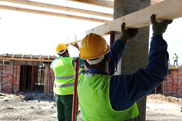 포토 JPG 해외이미지 직업 남자 산업 비즈니스 건축양식 하늘 노동자 새로움 주택 안전 사람 사람없음 파란색 노란색 금속 기계 블록 장비 도시 업무 엔지니어 재산 감독 안전모 헬멧 땅 기중기 시멘트 공학 발판 진행 개발 건축업자 계약자 진짜 철강 콘크리트 프로젝트 해외202004 해외포토 교육 건축 컬러 컨셉 재질 건물 금융 작업 중장비 기술자 안전장비 보호장비 계약 파일형식 이미지허브