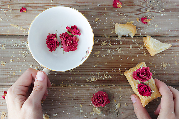 포토 JPG 해외이미지 손 여자 꽃 음식 분홍색 백그라운드 2 탁자 아침 티타임 디저트 건조 발렌타인데이 건강 선물 사랑 사람 사람없음 목재 컵 빨간색 장미 쿠키 과자 케이크 식사 빵집 머그컵 흰색 신선 달콤 아침식사 설탕 시리얼 굽기 퍼프 머핀 내추럴 페스츄리 핸드메이드 해외202004 해외포토 주간 나무 식물 식기 감정 빵 컬러 가구 재료 데이이벤트 휴식 신체부위 상점 맛 구이 파일형식 이미지허브