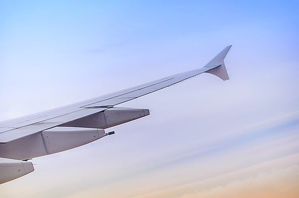 포토 JPG 해외이미지 구름 응시 지구 여행 백그라운드 날개 비즈니스 창문 교통시설 하늘 휴가 비행기 안테나 파노라마 풍경 사람없음 내부 파란색 우주 기계 일몰 에너지 흰색 분위기 땅 고도 항공 속도 상업 제트기 엔진 우주산업 스카이라인 대패 수평선 해외202004 해외포토 자연요소 시선 산업 컬러 교통 컨셉 통신 항공교통 대중교통 촬영기법 노을 시설 파일형식 이미지허브