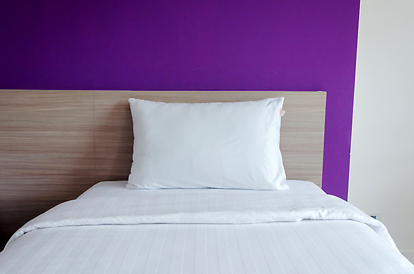 포토 JPG 해외이미지 디자인 베개 침구 탁자 호텔 휴식 아파트 주택 사람없음 내부 장식 검은색 침실 방 흰색 침대 고급 안락 해외202004 해외포토 컬러 가구 컨셉 숙소 건물 파일형식 이미지허브