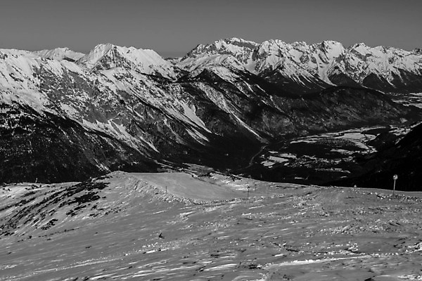 포토 JPG 해외이미지 스포츠 여행 겨울 자연 하늘 휴가 스키 산 흑백 풍경 사람없음 야외 목재 환경 얼음 검은색 하이킹 추위 흰색 정상 숲 언덕 산등성이 절정 눈내림 해외202004 해외포토 자연요소 나무 계절 컬러 재료 레저 겨울스포츠 눈_날씨 촬영기법 생태계 파일형식 이미지허브