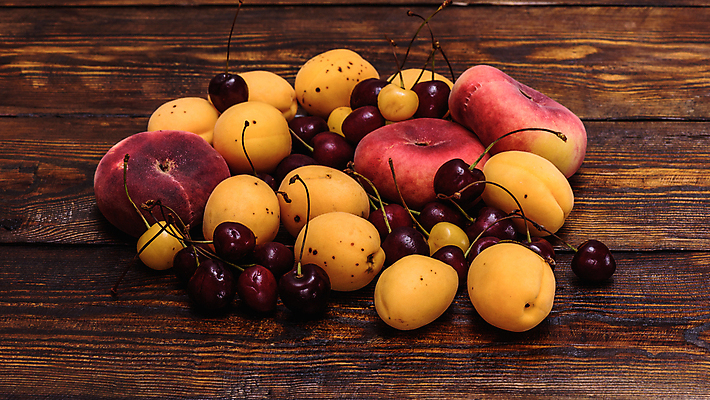 포토 JPG 해외이미지 탁자 사람없음 체리 복숭아 살구 해외202004 해외포토 가구 과일 파일형식 이미지허브