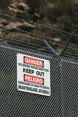 포토 JPG 해외이미지 경고 안전 사람없음 물 울타리 경계선 죽음 보호 위험 바리케이드 사인 서명 해외202004 해외포토 자연요소 선 컨셉 담장 경계 파일형식 이미지허브