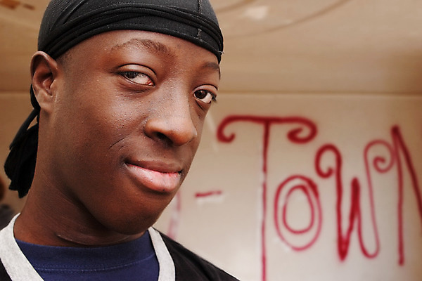 포토 JPG 해외이미지 라이프스타일 응시 남자 문화 아들 얼굴 어린이 청소년 한명 소년 10대 머리 검은색 페인트 표현 도시 자신감 그래피티 시원함 세대 깡패 남동생 빈민가 사춘기 어려움 흉터 생존 스타일 해외202004 해외포토 1 시선 감정 컬러 가족 사람 생활 신체부위 낙서 상처 그림 동생 파일형식 이미지허브