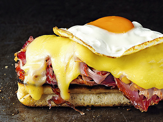 포토 JPG 해외이미지 전통 음식 빵 치즈 샌드위치 요리 사람없음 가로 식당 계란 카페 시골 그릴 굽기 만취 햄 프랑스어 해외202004 해외포토 문자 주방용품 유제품 육류 상점 알 구이 술취함 파일형식 이미지허브