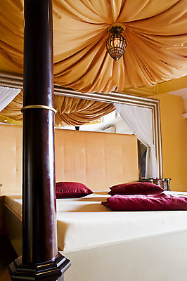 포토 JPG 해외이미지 라이프스타일 오렌지 호텔 휴가 주택 실내 사람없음 내부 세로 유행 침실 거울 방 덮개 흰색 침대 잠 재산 고급 큼 왕 치수 더블 진짜 해외202004 해외포토 컬러 가구 컨셉 과일 숙소 건물 생활 금융 뚜껑 크기 파일형식 이미지허브