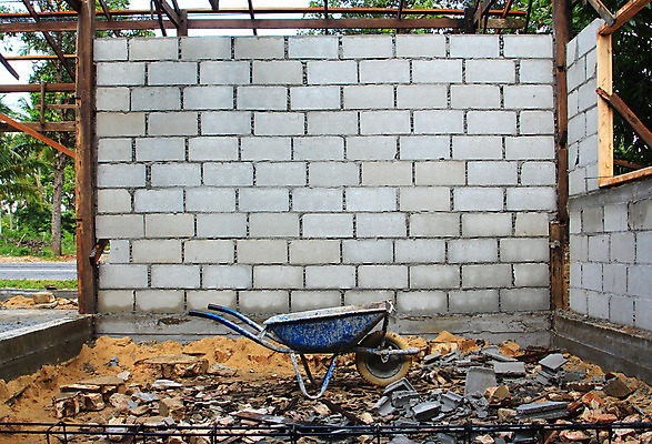 포토 JPG 해외이미지 가사 주택 사람없음 파란색 수레 공구 업무 바퀴 수리 땅 부식 시멘트 옛날 해외202004 해외포토 컬러 건물 카트 도구 작업 파일형식 이미지허브