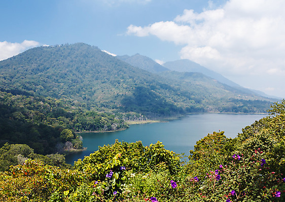 포토 JPG 해외이미지 나무 구름 호수 자연 하늘 산 풍경 사람없음 초록색 여름 빛 햇빛 환경 계곡 맑음 트래킹 숲 화산 산악지대 삼림지대 웅장함 절정 터키석 해외202004 해외포토 자연요소 식물 계절 컬러 레저 날씨 태양 보석 생태계 파일형식 이미지허브