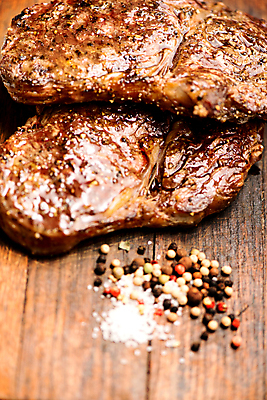 포토 JPG 해외이미지 음식 부분 피망 새로움 육류 스테이크 요리 사람없음 목재 식사 저녁식사 운전 소고기 양념 소 선택 맛 그릴 굽기 먹기 허브 향신료 메뉴 서빙 소금 성분 점심식사 등심 해외202004 해외포토 나무 식물 컨셉 채소 식재료 재료 포유류 모션 주방용품 서양음식 구이 향미료 파일형식 이미지허브