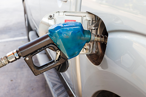 포토 JPG 해외이미지 손 남자 산업 여행 컨셉 교통시설 자동차 사람 사람없음 야외 경제 에너지 잡기 닫기 역 구매 휘발유 석유 가격 서비스 상승 탱크 연료 가스 호스 펌프 노즐 디젤 해외202004 해외포토 육상교통 교통 모션 신체부위 쇼핑 시설 파일형식 이미지허브