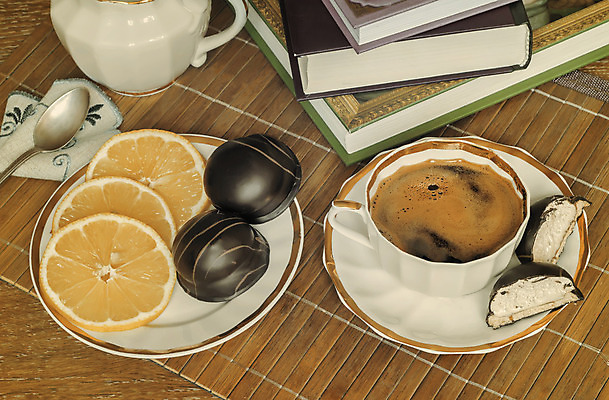 포토 JPG 해외이미지 그릇 접시 커피 음료 음식 디저트 사람없음 컵 케이크 초콜릿 검은색 우유 고급 우아함 달콤 아침식사 설탕 레몬 크림 타르트 해외202004 해외포토 식기 빵 컬러 컨셉 과일 유제품 식사 맛 파이_빵 파일형식 이미지허브