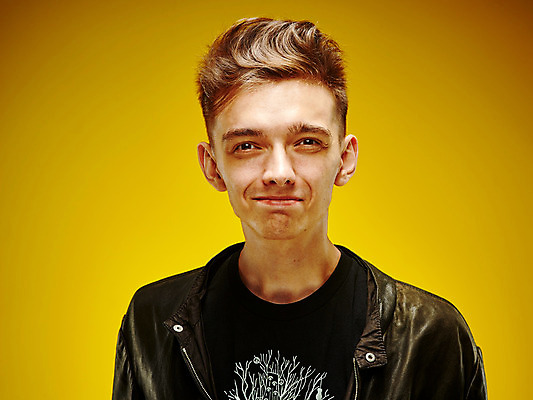 포토 JPG 해외이미지 백인 라이프스타일 남자 행복 감정 얼굴 한명 웃음 사람 성인 10대 가로 머리 표현 긍정 해외202004 해외포토 서양인 1 컨셉 청소년 표정 생활 신체부위 파일형식 이미지허브