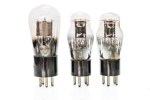 포토 JPG 해외이미지 디자인 산업 파도 과학 백그라운드 전구 통신 유리 사람없음 텔레비전 힘 장비 에너지 과학기술 수확 흰색 램프 역사 라디오 복고 전자 오디오 튜브 스테레오 공학 고립 구식 다이오드 송신기 옛날 진공 공급 스타일 해외202004 해외포토 교육 바다 컬러 농업 재질 조명 기술 전자제품 소리 파일형식 이미지허브