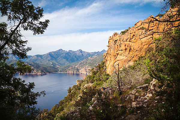 포토 JPG 해외이미지 유럽 바다 섬 여행 자연 하늘 휴가 산 풍경 사람없음 야외 여름 파란색 프랑스 바위 지중해 내추럴 프랑스어 코르시카 해외202004 해외포토 문자 계절 나라 컬러 돌_바위 생태계 파일형식 이미지허브
