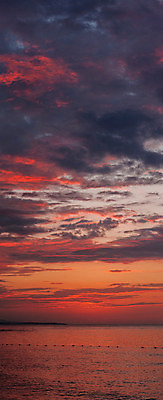 포토 JPG 해외이미지 구름 바다 여행 백그라운드 오렌지 자연 하늘 날씨 휴가 풍경 사람없음 가로 빨간색 물 여름 파란색 빛 컬러풀 햇빛 태양 반사 일출 침묵 황혼 일몰 새벽 활발 황금 저녁 장면 내추럴 잔물결 수평선 해외202004 해외포토 자연요소 계절 물결 컬러 컨셉 과일 노을 소리 야간 생태계 파일형식 이미지허브