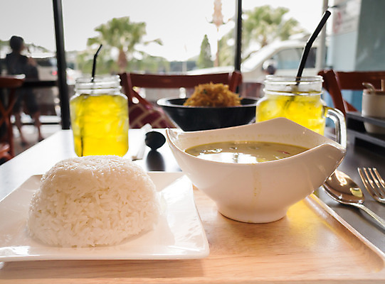 포토 JPG 해외이미지 그릇 아시아 문화 채소 태국 고추 밥 건강 육류 요리 사람없음 노란색 식당 식사 양념 먹기 향신료 후추 카레 건강식 해외202004 해외포토 식기 나라 음식 컬러 식재료 모션 상점 향미료 파일형식 이미지허브