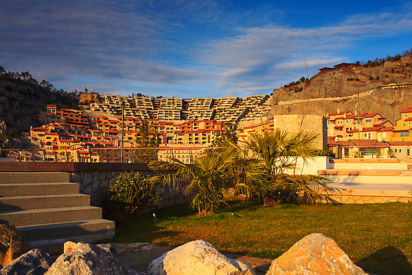 포토 JPG 해외이미지 외관 여행 건축양식 하늘 부동산 휴가 주택 풍경 사람없음 건물 여름 발코니 해외202004 해외포토 건축물 계절 건축 재산 파일형식 이미지허브