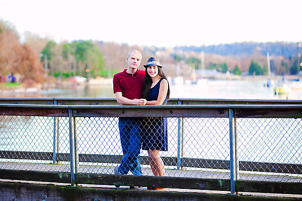 포토 JPG 해외이미지 백인 커플 여자 남자 행복 호수 2 관계 태국 함께함 사랑 서기 미소 사람 동양인 20대 성인 야외 두명 목재 물 강 항구 흰색 다인종 혼혈 해외202004 해외포토 자연요소 서양인 나무 감정 아시아 컬러 컨셉 재료 교통시설 모션 표정 인종 청년 다문화 파일형식 이미지허브