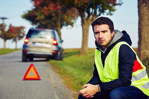 포토 JPG 해외이미지 주간 서양인 남자 도로 자동차 한명 앉기 상반신 성인 야외 옆모습 삼각형 위험 손모으기 비상등 안전조끼 성인남자한명만 해외202004 해외포토 자연요소 도형 외국인 1 길 육상교통 뷰포인트 컨셉 교통시설 모션 사람 손짓 남자한명만 성인남자만 파일형식 이미지허브