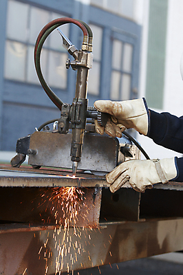 포토 JPG 해외이미지 손 실내 신체부위 빛 잡기 업무 연기 불똥 용접 용접공 용접기 철강 해외202004 해외포토 직업 모션 사람 내부 작업 파일형식 이미지허브