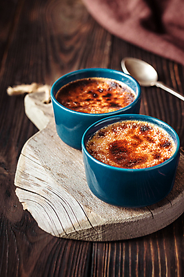 포토 JPG 해외이미지 그릇 실내 사람없음 아웃포커스 숟가락 나무도마 크렘브륄레 나무배경 해외202004 해외포토 식기 백그라운드 디저트 도마 촬영기법 수저 내부 목재 파일형식 이미지허브