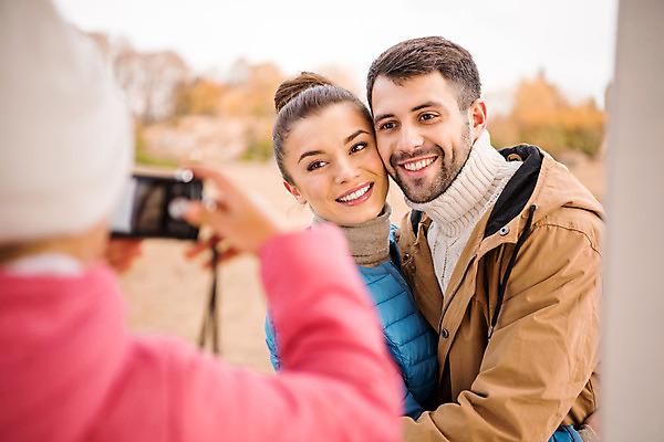 포토 JPG 해외이미지 백인 커플 응시 옷 계절 공원 여자 남자 딸 행복 유럽 얼굴 어린이 분홍색 가족 사랑 서기 미소 사람 성인 세명 전자제품 카메라 디지털 사진촬영 재킷 육아 가을 흰색 잡기 해외202004 해외포토 서양인 시선 공공시설 감정 나라 컬러 관계 모션 표정 신체부위 촬영 외투 파일형식 이미지허브