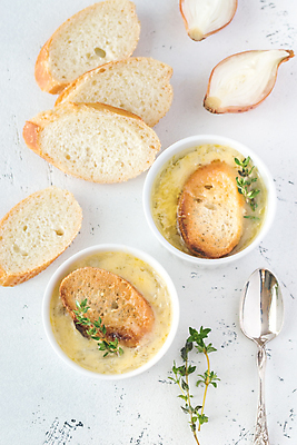 포토 JPG 해외이미지 전통 접시 음식 빵 조각 백그라운드 2 채소 재료 양파 치즈 건강 요리 사람없음 초록색 갈색 숟가락 식사 저녁식사 흰색 시골 신선 뜨거움 도자기 사발 클래식 맛 수프 바게트 정상 작음 굽기 만취 허브 유기농 토스트 프랑스어 점심식사 미니 백리향 핸드메이드 해외202004 해외포토 식물 문자 식기 웰빙 컬러 컨셉 유제품 수저 사기그릇 크기 구이 술취함 파일형식 이미지허브