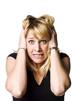 포토 JPG 해외이미지 스튜디오촬영 백인 옷 여자 백그라운드 청소년 표정 한명 캐주얼 파란색 놀람 흰색 표현 시원함 스웨터 노려봄 고립 사춘기 해외202004 해외포토 서양인 1 감정 컬러 상의 실내 사람 파일형식 이미지허브