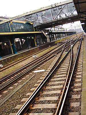 포토 JPG 해외이미지 유럽 산업 교통시설 항해 사람 사람없음 건물 금속 어둠 힘 황혼 기차 화물 도시 전철 역 철 교차로 도착 창고 속도 출발 승객 튜브 엔진 선로 철강 해외202004 해외포토 건축물 나라 길 육상교통 교통 컨셉 배_교통 재질 대중교통 일몰 운송업 시설 파일형식 이미지허브