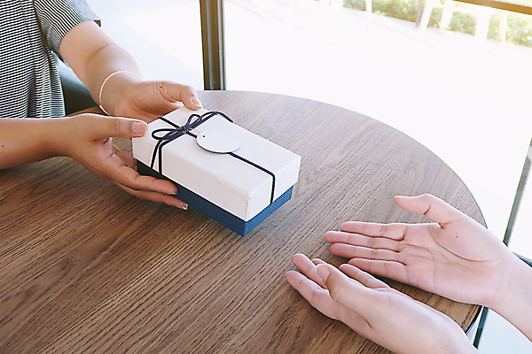 포토 JPG 해외이미지 손 커플 탁자 실내 신체부위 선물상자 손내밀기 주기 전달 해외202004 해외포토 가구 관계 모션 선물 사람 손짓 내부 상자 파일형식 이미지허브