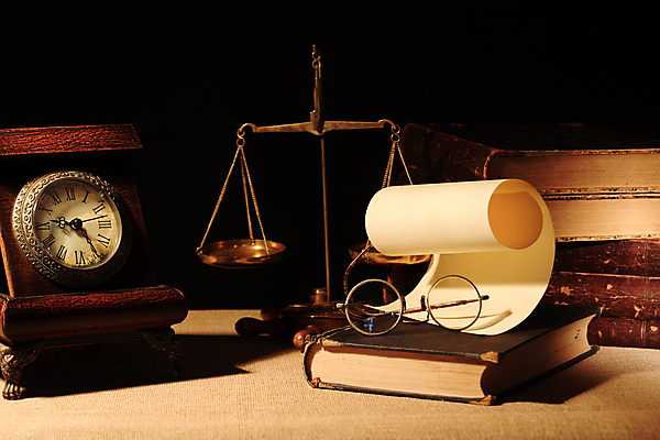 포토 JPG 해외이미지 종이 시계 검은배경 실내 사람없음 책 빈티지 오브젝트 법 양팔저울 법전 해외202004 해외포토 백그라운드 컨셉 저울 내부 검은색 파일형식 이미지허브