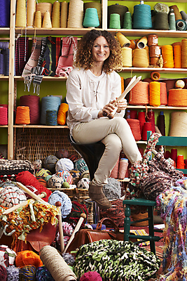 포토 JPG 해외이미지 전신 백인 드레스 여자 행복 40대 중년 기술 실내 한명 서기 사람 앉기 취미 세로 유행 상점 목도리 뜨개질 집중 양모 핸드메이드 해외202004 해외포토 서양인 1 잡화 옷 감정 컨셉 모션 성인 내부 직물 파일형식 이미지허브